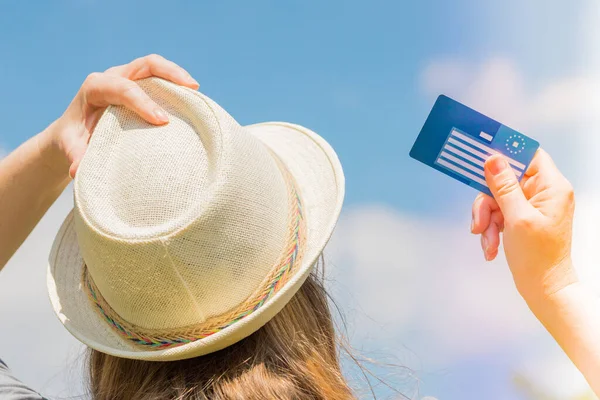 Yazlık Şapkalı Kız Gökyüzüne Karşı Avrupa Sağlık Sigortası Kartı Tutuyor — Stok fotoğraf