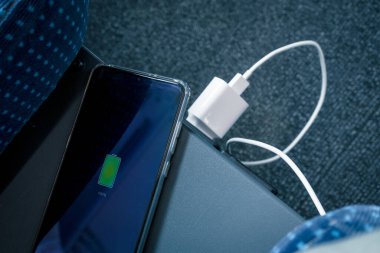 Trende şarj edilen telefon.