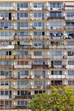 Büyük tahtalardan eski apartman blokları