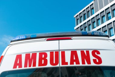 Ambulans yolda, sağlık ve hayat kurtarmak için acil yardım