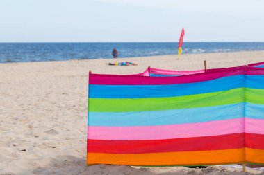 Baltık Denizi 'ndeki plaj, Coronavirus salgını sırasında yaz mevsiminin başlangıcı güneş banyosu yapan ekranlar. Miedzyzdroje, Polonya, 
