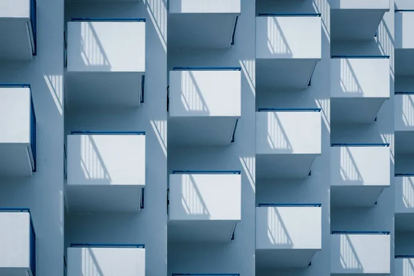 Edificio Con Balcones Uniformemente Sobresalientes Blanco Azul Vista Lateral — Foto de Stock