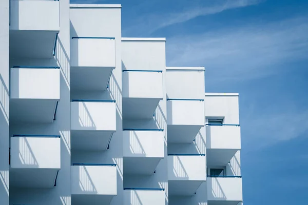 Edificio Con Balcones Uniformemente Sobresalientes Blanco Azul Vista Lateral — Foto de Stock