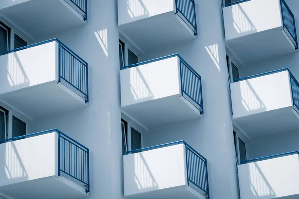 Edificio Con Balcones Uniformemente Sobresalientes Blanco Azul Vista Lateral — Foto de Stock