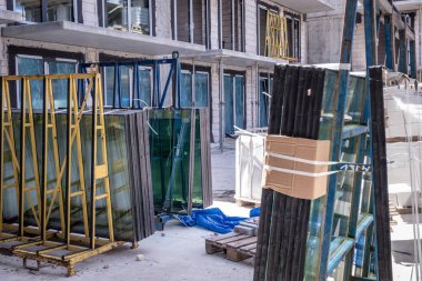 İnşaat alanında büyük cam levhalarla dur.