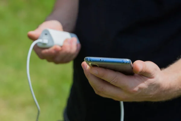 Młody Człowiek Ładuje Telefon Pomocą Zewnętrznego Banku Energii — Zdjęcie stockowe