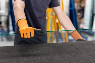 Cam fabrikası, cam camını kaldıran Glazier.