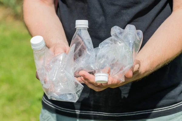 Elinde Ezilmiş Plastik Şişeler Tutan Adam Konsept Çevre Dostu Yaşam — Stok fotoğraf