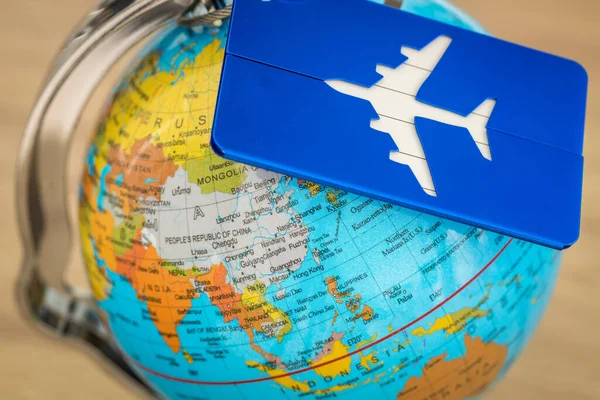 Globus Mit Gepäckaufhänger Konzept Für Weltreisen — Stockfoto