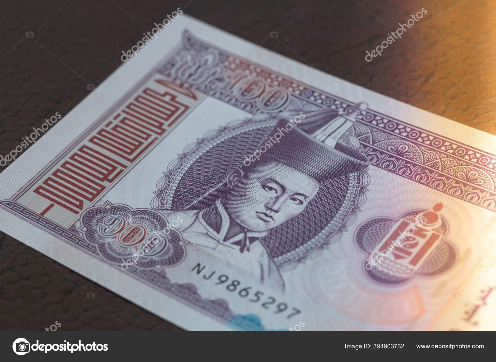 蒙古货币100图格里克货币——图库图片© rochu_2008 #394903732