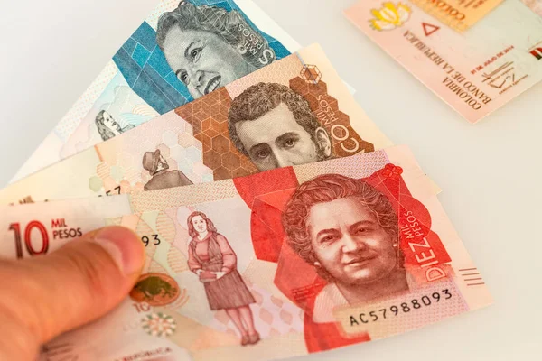 Колумбийские Деньги Песо Банкноты Руке — стоковое фото
