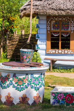 Geleneksel olarak çiçeklerle boyanmış evler. Küçük Polonya Voyvoda 'daki Renkli Zalipie Köyü. Polonya. 9 Ağustos 202