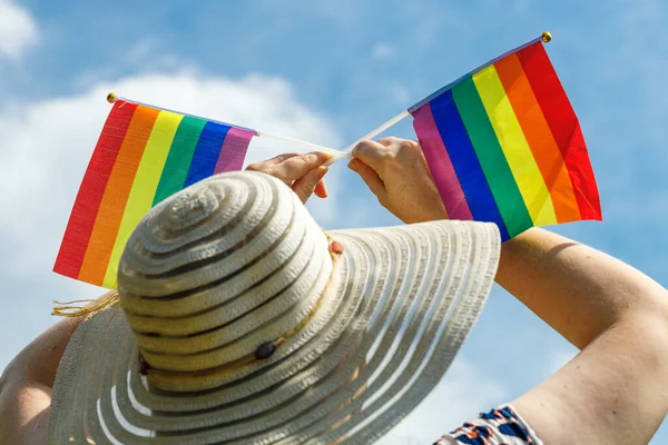 Una Mujer Con Elegante Sombrero Verano Ondeando Banderas Lgbt Contra — Foto de Stock