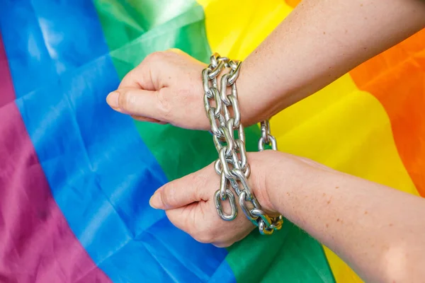 Manos Femeninas Encadenadas Contra Fondo Bandera Lgbt Concepto Opresión Una — Foto de Stock