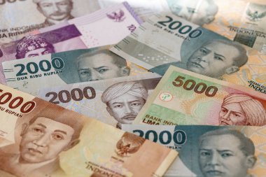 Endonezya banknotları, masaya saçılmış farklı değerler.