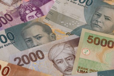Endonezya banknotları, masaya saçılmış farklı değerler.