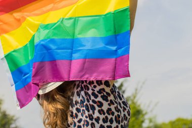 Omzunda LGBT hareketini destekleyen bayrağı olan bir kadın.