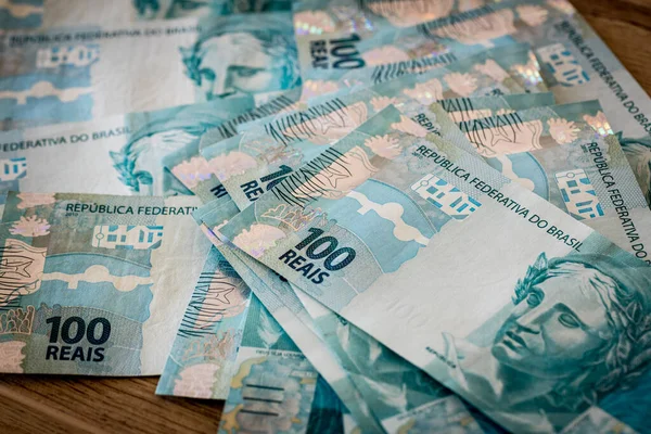 Birçok Brezilya Banknotları Masaya Dağılmış 100 Reais — Stok fotoğraf