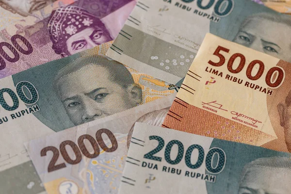 Billetes Indonesios Diferentes Denominaciones Dispersas Sobre Mesa — Foto de Stock