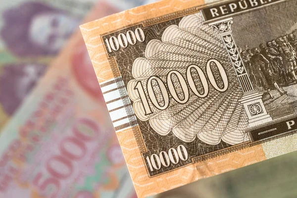 Paragwajski Banknot Nominale Dziesięciu Tysięcy Strażników Leżąc Szkle Odzwierciedlając Nim — Zdjęcie stockowe