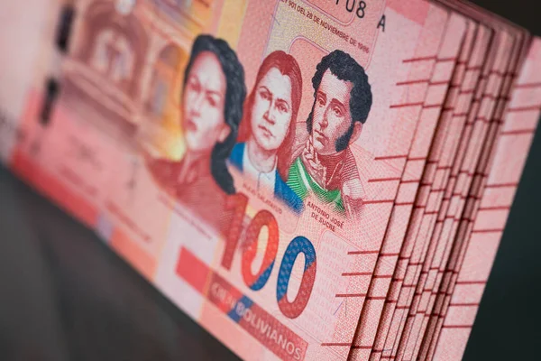 Grueso Montón Dinero Bolivia 100 Billetes Bolivianos Reflexión Vaso —  Fotos de Stock