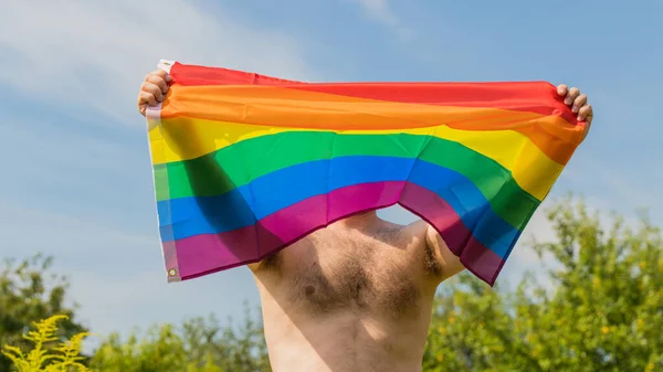 Hombre Extendiendo Una Bandera Lgbt Apoyo Del Movimiento — Foto de Stock