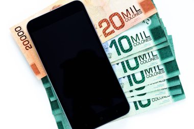 Kosta Rika parası, cep telefonu, yüksek banknotlar, beyaz arka plan...