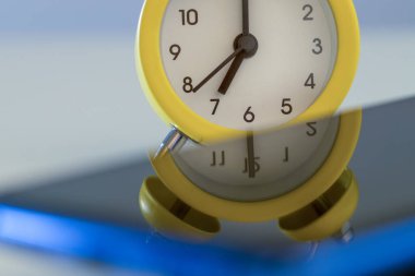 Çalar saat sabahın yedisini gösteriyor, cep telefonu ekranına yansıtılıyor, işe gitmek ya da sabah okula gitmek dışında.