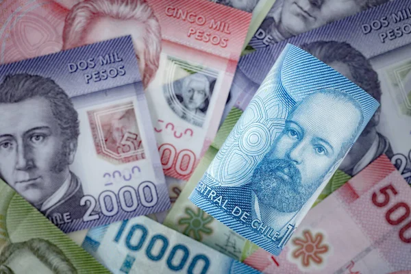 Chile Money Dziesięć Tysięcy Peso Zwinięte Leżące Tle Innych Banknotów — Zdjęcie stockowe