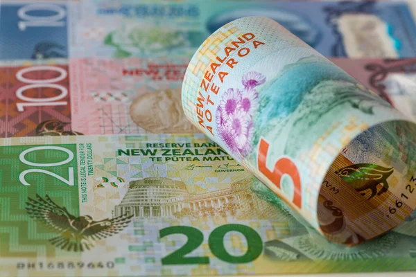 Měna Nového Zélandu Peníze Hodnotě Dolarů Žlutýma Očima Tučňáka Srolované — Stock fotografie