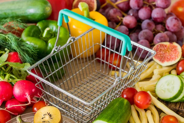 Töm Kundvagn Massor Mat Grönsaker Och Frukt Begreppet Stigande Priser — Stockfoto