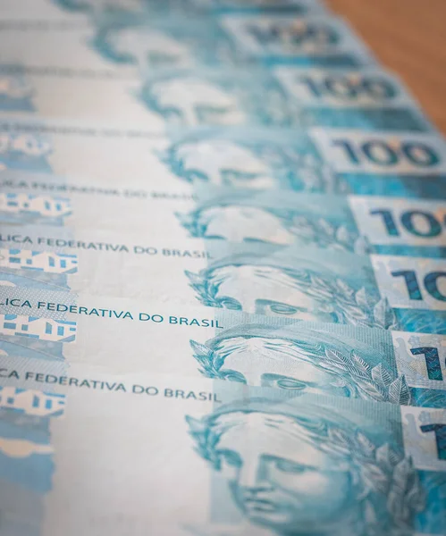 Dinero Brasileño Cien Billetes Reales Repartidos Sobre Mesa Abanico — Foto de Stock