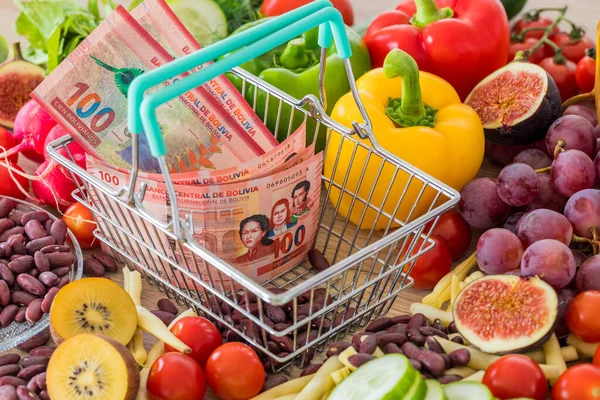 Cesta Compras Com Dinheiro Boliviano Torno Produtos Alimentares Legumes Frutas — Fotografia de Stock