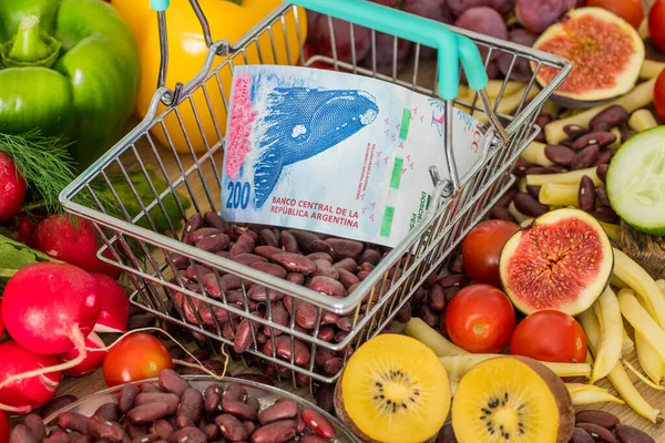 Cesta Compras Com Dinheiro Argentino Torno Produtos Alimentares Legumes Frutas — Fotografia de Stock