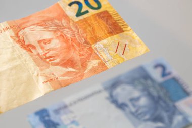 Brezilya parası, Kağıt Notlar, biri yirmilik, diğeri iki Reais..