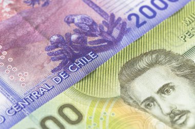 Şili parası, kağıt banknotlar bin iki bin peso değerinde.