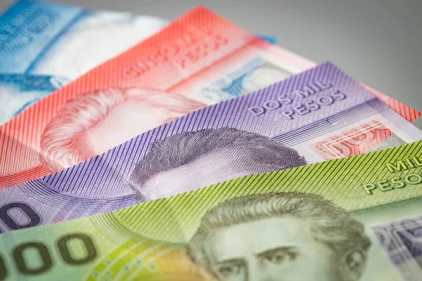 Чилийские Деньги Песо Бумажные Банкноты Различных Ценностей Лежащие Столе — стоковое фото