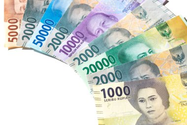 Endonezya parası, farklı değerlerin kağıt banknotları, beyaz arka planda, metin için yer