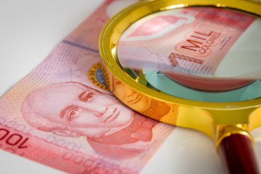 Kosta Rika parası. Üzerinde büyüteç olan binlerce Colone 'un banknotu. İş ve bütçe kavramı