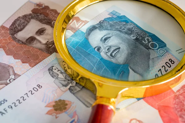 Dinheiro Colômbia Pesos Notas Papel Com Uma Lupa Valores Diferentes — Fotografia de Stock