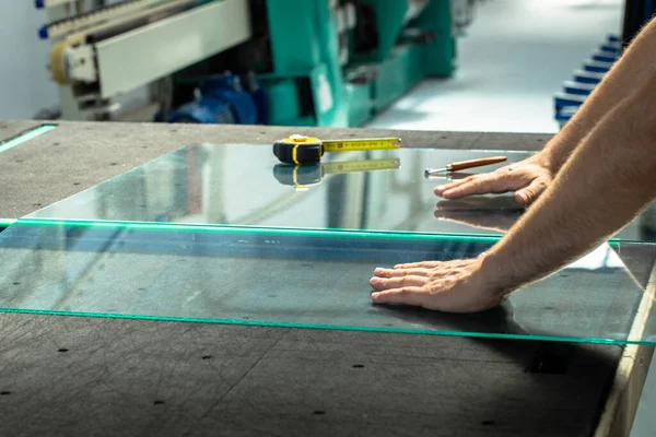 Glaser Schneidet Und Zerbricht Glas Auf Einem Professionellen Tisch Arbeitsplatz — Stockfoto