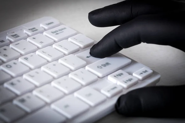 Beyaz Bilgisayar Klavyesi Siyah Lastik Eldivenli Eller Nternette Suç Taciz — Stok fotoğraf