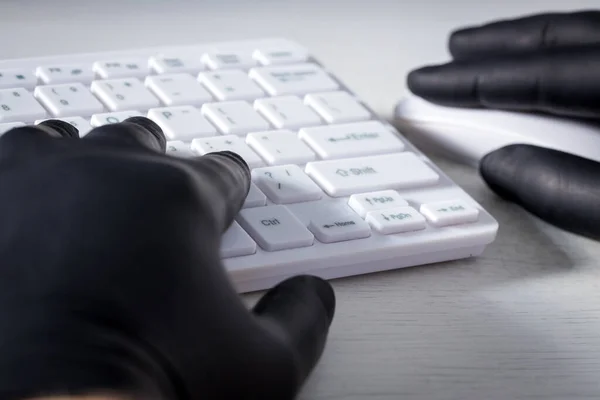 Vit Dator Tangentbord Och Händer Svart Gummi Handskar Begreppet Brott — Stockfoto