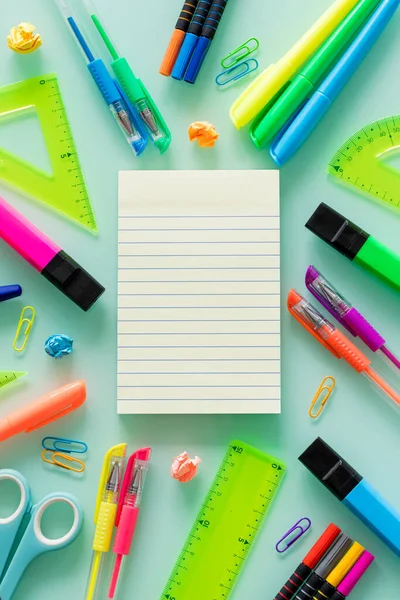 Okul Ofis Eşyaları Renkli Kalemler Zımbalar Keçeli Kalemler Set Kareleri — Stok fotoğraf