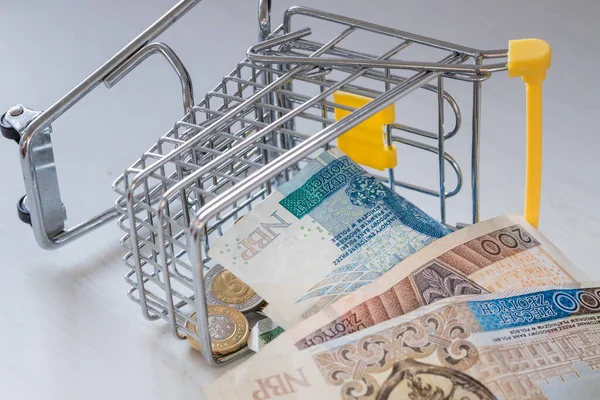 폴란드 돈으로 뒤집어 상점에서의 인플레이션 — 스톡 사진