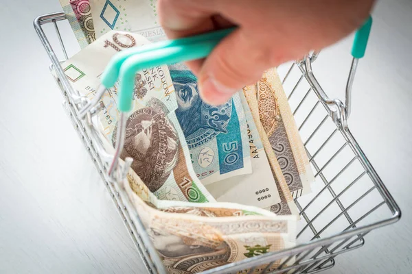 Bevásárlókosár Tele Pénzzel Lengyelországból Emelkedő Árak Fogalma Raktárakban Emelkedő Infláció — Stock Fotó