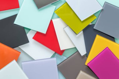 Farklı renkte cam parçaları. İç tasarım için kullanılan Lacobel adlı bir materyal