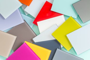 Farklı renkte cam parçaları. İç tasarım için kullanılan Lacobel adlı bir materyal