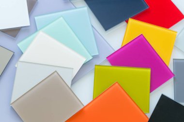 Farklı renkte cam parçaları. İç tasarım için kullanılan Lacobel adlı bir materyal