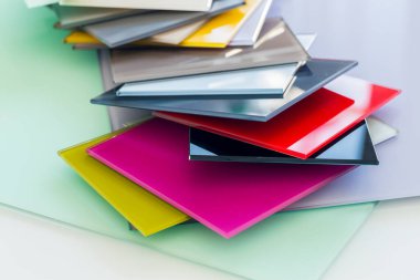 Farklı renkte cam parçaları. İç tasarım için kullanılan Lacobel adlı bir materyal